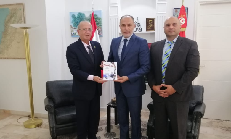 وفد من المجلس الثقافي اللبناني والاغترابي زار سفير تونس وفادي رياض سعد سلمه نسخة عن كتابه "رواد من بلاد الأرز"