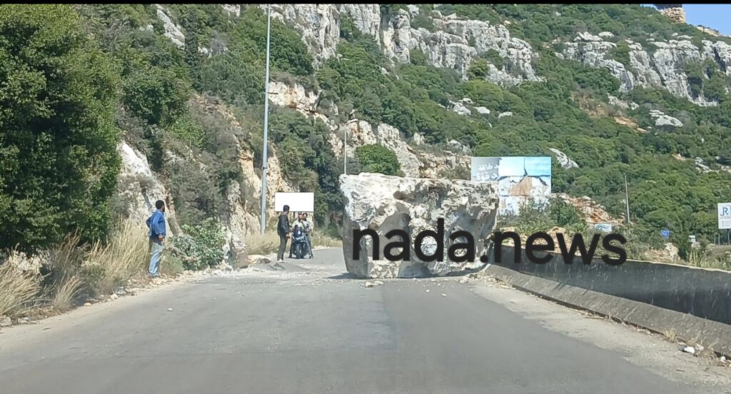 سقوط صخرة كبيرة على طريق البلمند لا إصابات
